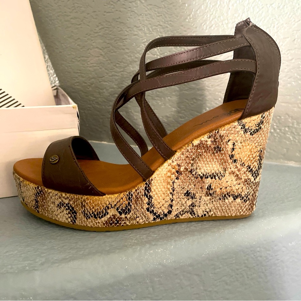 Volcom “Getting Around” Wedge Sandals Size 10